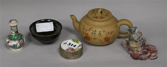 A collection of mixed Oriental ceramics